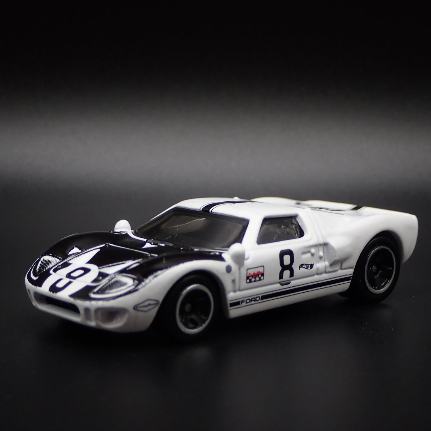 1965 65 FORD GT40 WHITE 1:64 SCALE LIMITED COLLECTIBLE DIORAMA DIECAST MODEL CAR