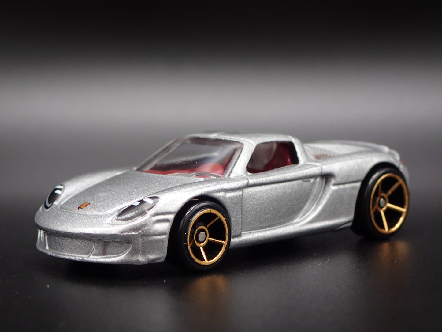 2003-2006 PORSCHE CARRERA GT SUPER CAR 1:64 SCALE DIORAMA DIECAST MODEL CAR