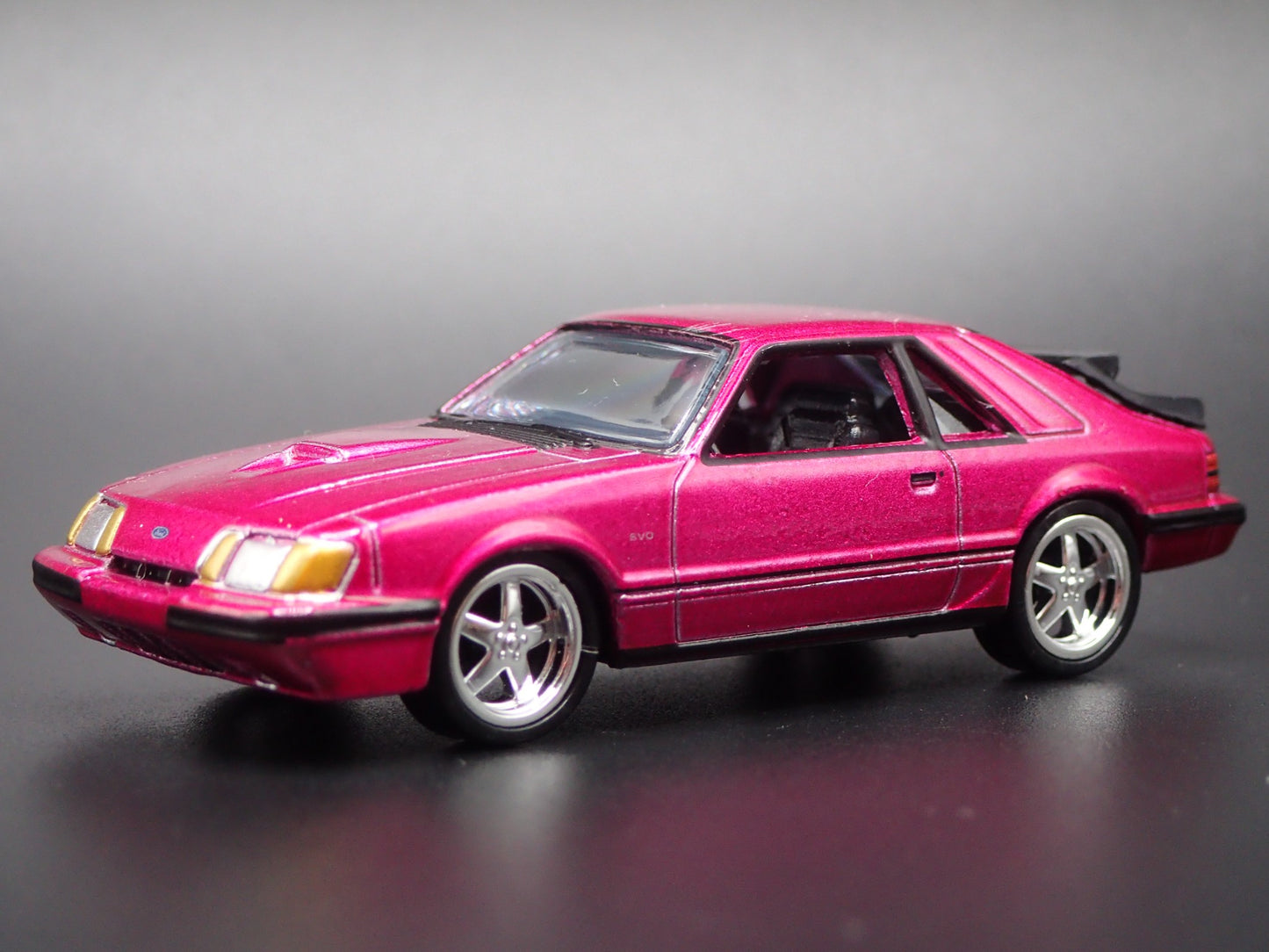 1985 85 FORD MUSTANG SVO FOX BODY PINK 1:64 SCALE DIORAMA DIECAST MODEL CAR