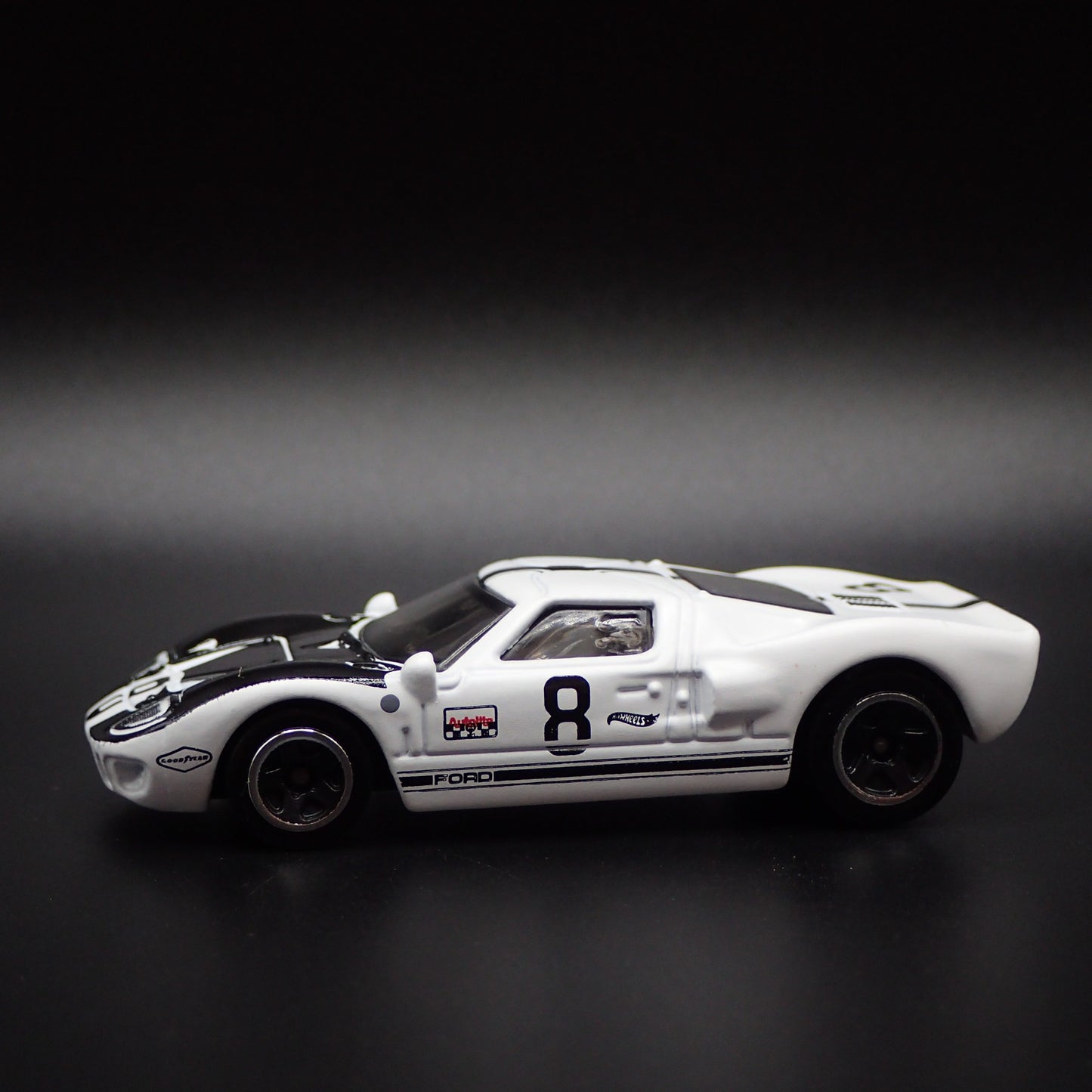 1965 65 FORD GT40 WHITE 1:64 SCALE LIMITED COLLECTIBLE DIORAMA DIECAST MODEL CAR