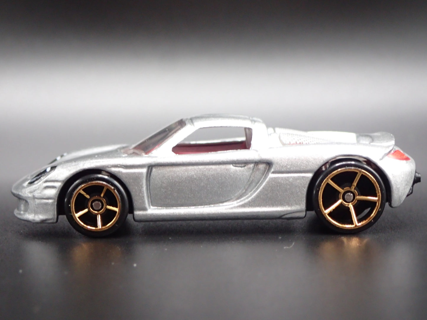 2003-2006 PORSCHE CARRERA GT SUPER CAR 1:64 SCALE DIORAMA DIECAST MODEL CAR