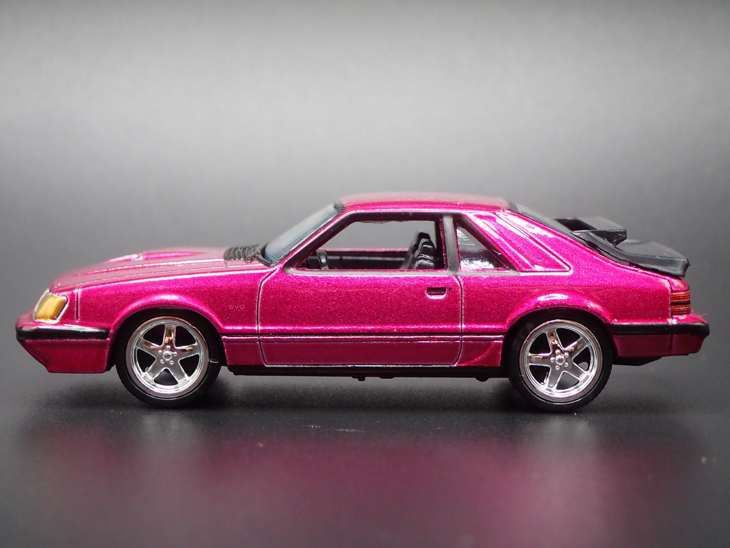 1985 85 FORD MUSTANG SVO FOX BODY PINK 1:64 SCALE DIORAMA DIECAST MODEL CAR