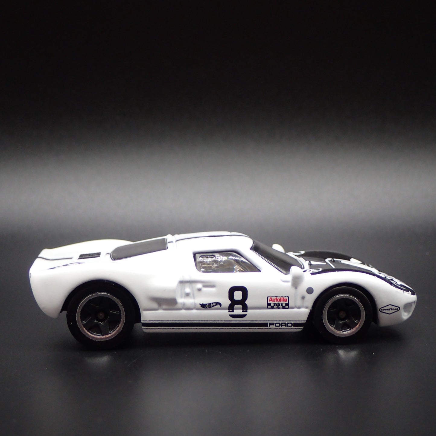 1965 65 FORD GT40 WHITE 1:64 SCALE LIMITED COLLECTIBLE DIORAMA DIECAST MODEL CAR