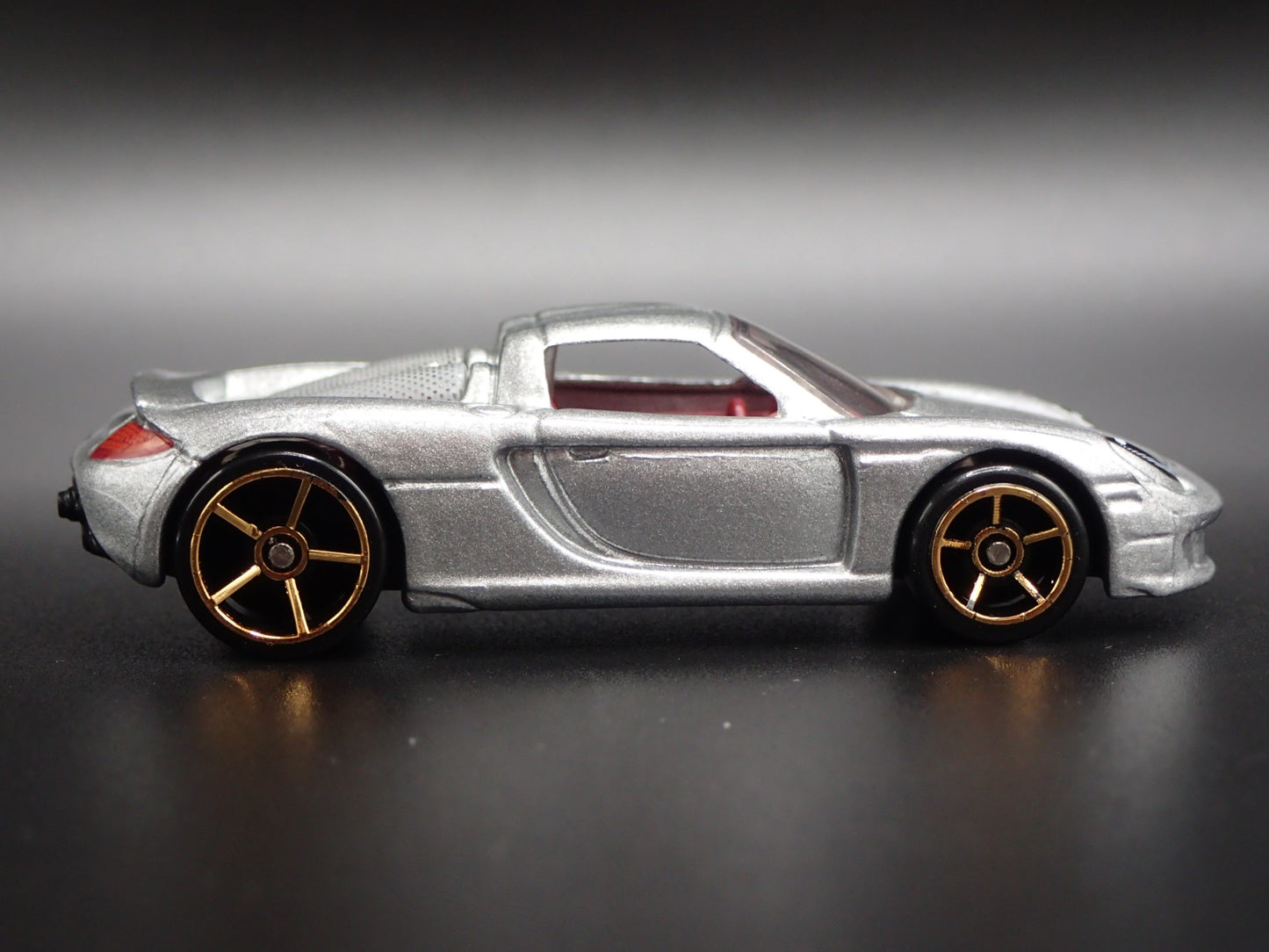 2003-2006 PORSCHE CARRERA GT SUPER CAR 1:64 SCALE DIORAMA DIECAST MODEL CAR