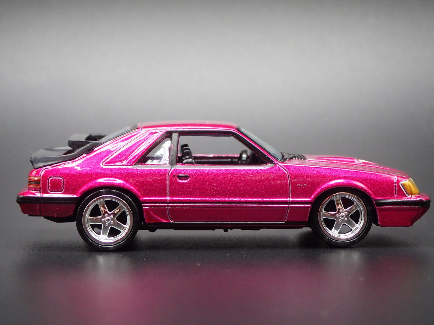 1985 85 FORD MUSTANG SVO FOX BODY PINK 1:64 SCALE DIORAMA DIECAST MODEL CAR