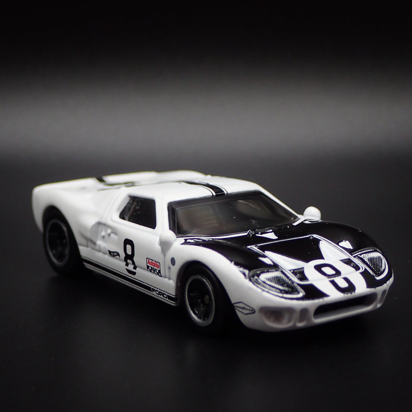 1965 65 FORD GT40 WHITE 1:64 SCALE LIMITED COLLECTIBLE DIORAMA DIECAST MODEL CAR