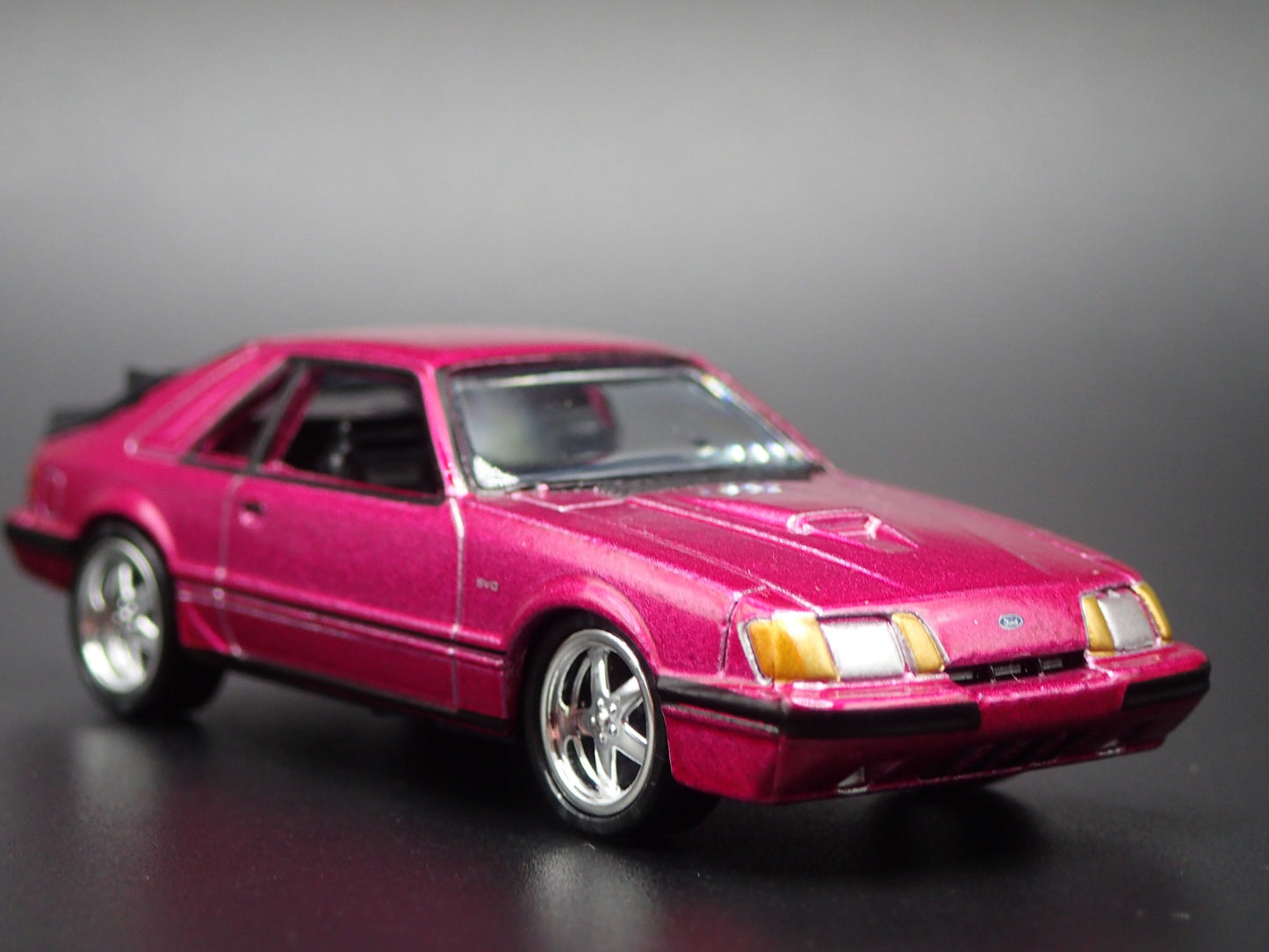 1985 85 FORD MUSTANG SVO FOX BODY PINK 1:64 SCALE DIORAMA DIECAST MODEL CAR
