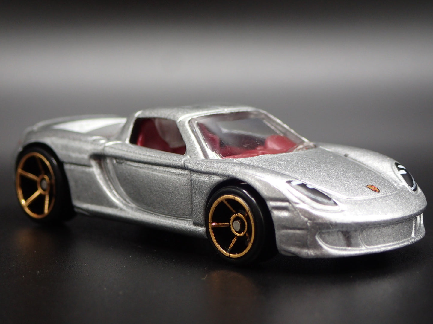 2003-2006 PORSCHE CARRERA GT SUPER CAR 1:64 SCALE DIORAMA DIECAST MODEL CAR