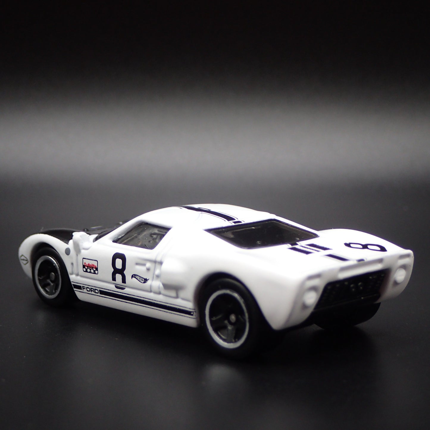 1965 65 FORD GT40 WHITE 1:64 SCALE LIMITED COLLECTIBLE DIORAMA DIECAST MODEL CAR