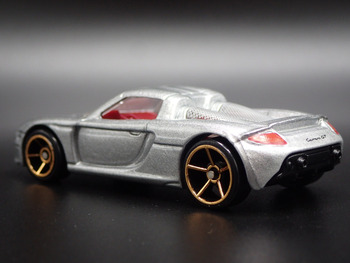 2003-2006 PORSCHE CARRERA GT SUPER CAR 1:64 SCALE DIORAMA DIECAST MODEL CAR