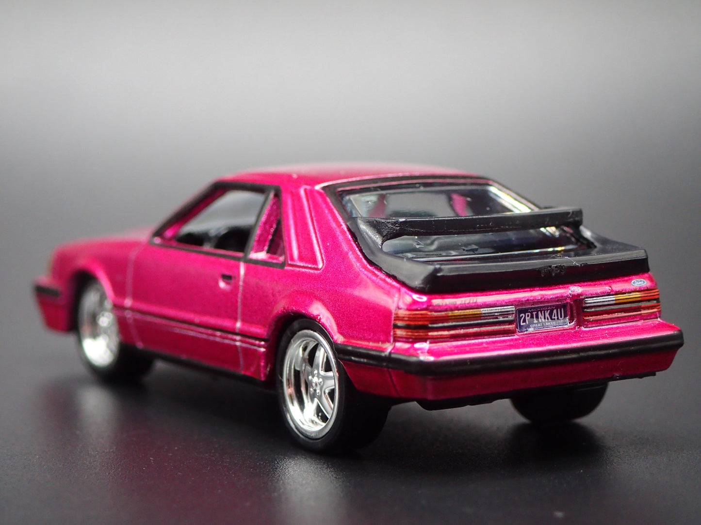 1985 85 FORD MUSTANG SVO FOX BODY PINK 1:64 SCALE DIORAMA DIECAST MODEL CAR