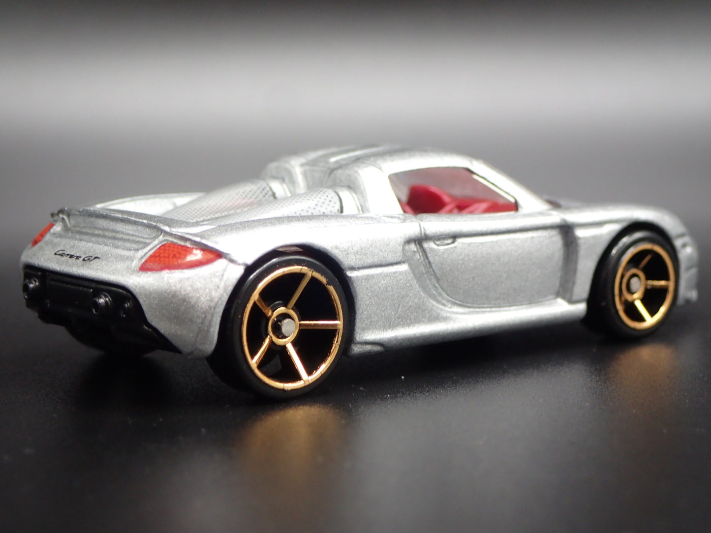 2003-2006 PORSCHE CARRERA GT SUPER CAR 1:64 SCALE DIORAMA DIECAST MODEL CAR