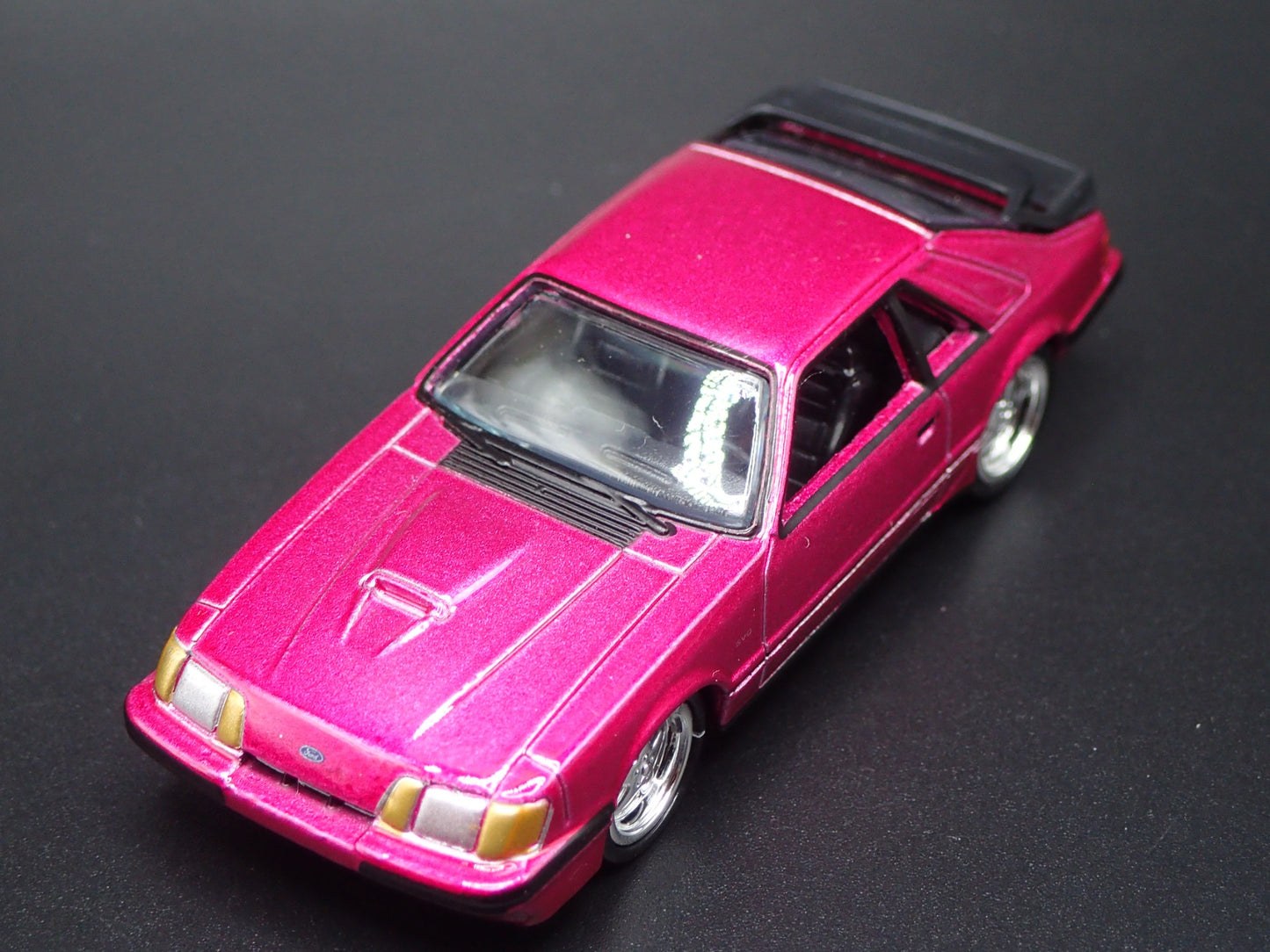 1985 85 FORD MUSTANG SVO FOX BODY PINK 1:64 SCALE DIORAMA DIECAST MODEL CAR