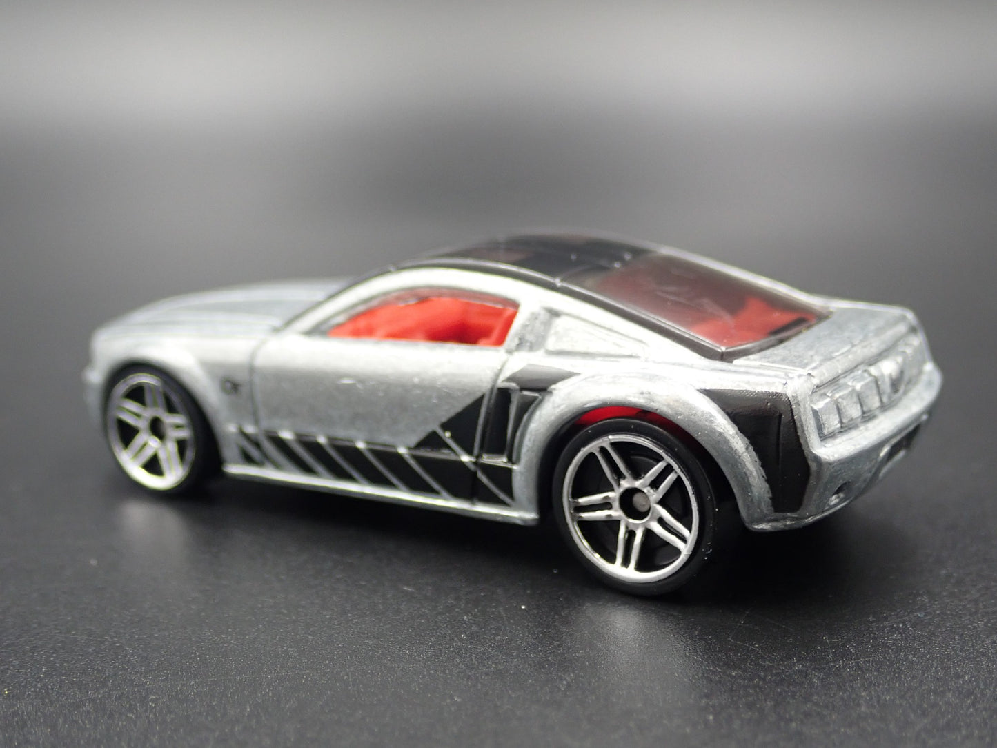 2004 04 FORD MUSTANG GT CONCEPT SILVER 1:64 SCALE COLLECTIBLE DIECAST MODEL CAR