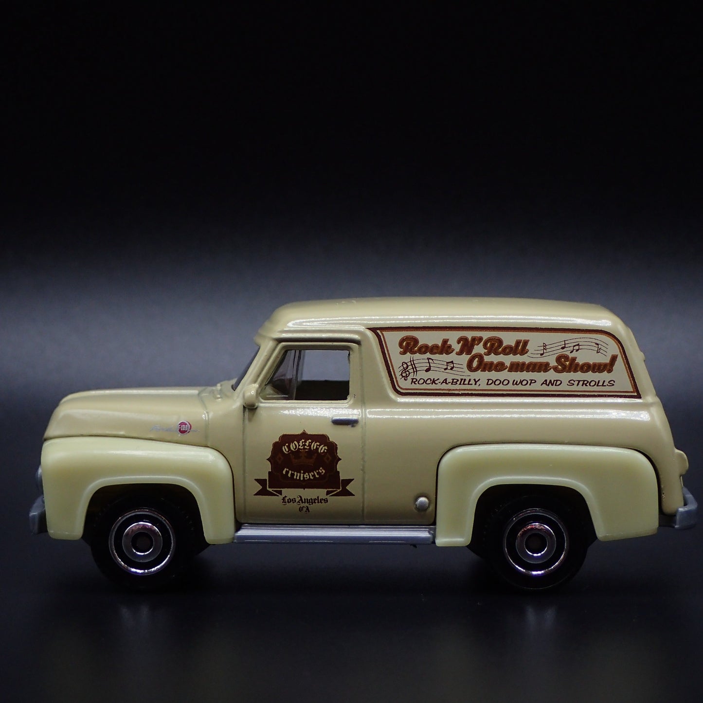 1955 55 FORD PANEL VAN ROCK A BILLY BAND 1:64 SCALE DIORAMA DIECAST MODEL CAR