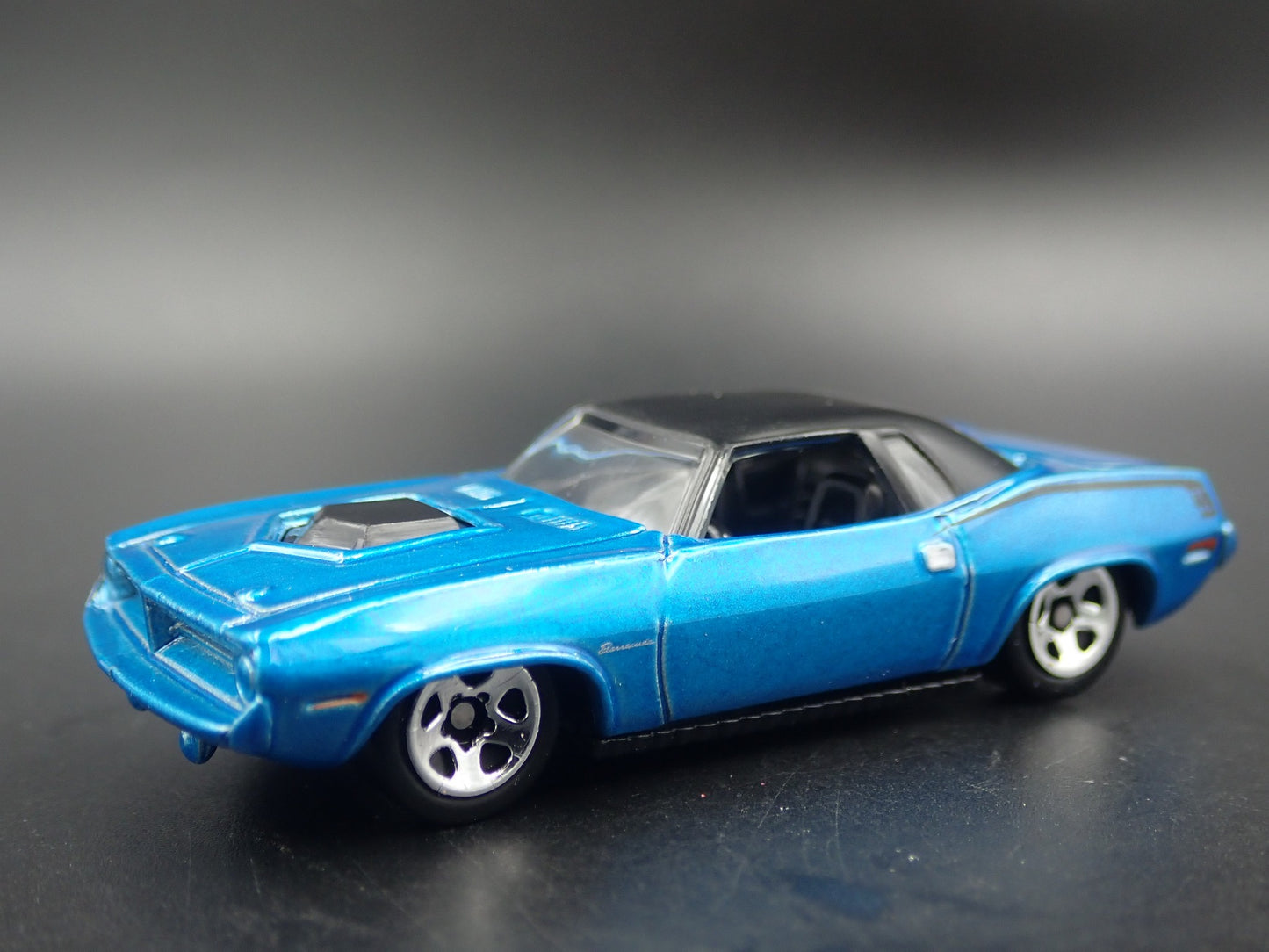 1970 70 PLYMOUTH AAR CUDA BLUE 1:64 SCALE COLLECTIBLE DIORAMA DIECAST MODEL CAR