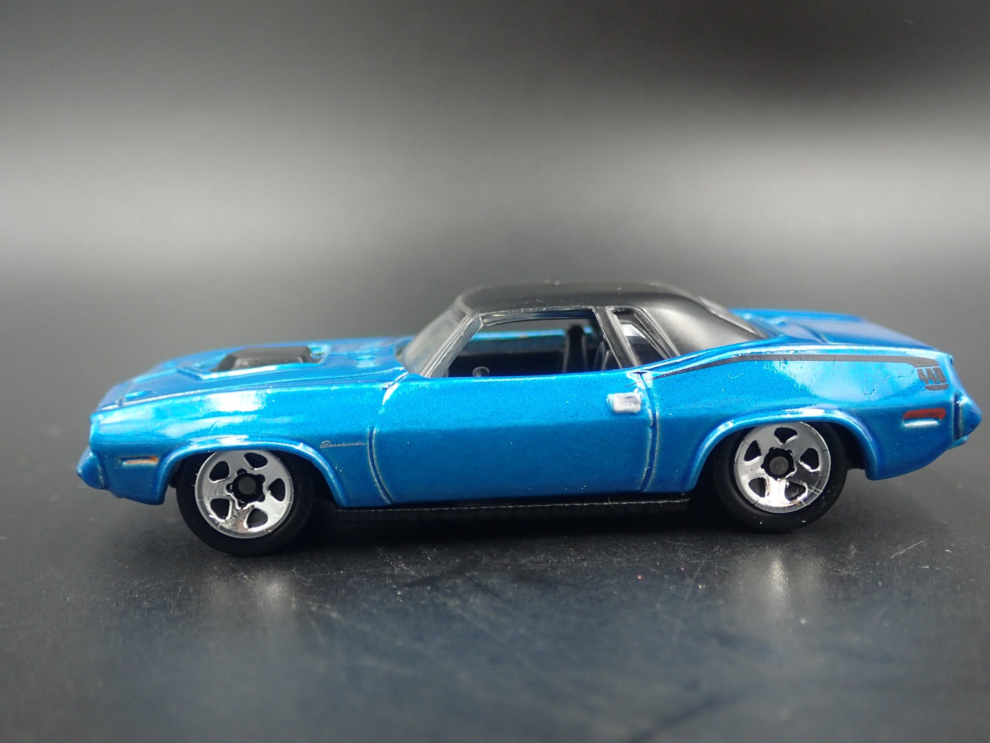 1970 70 PLYMOUTH AAR CUDA BLUE 1:64 SCALE COLLECTIBLE DIORAMA DIECAST MODEL CAR