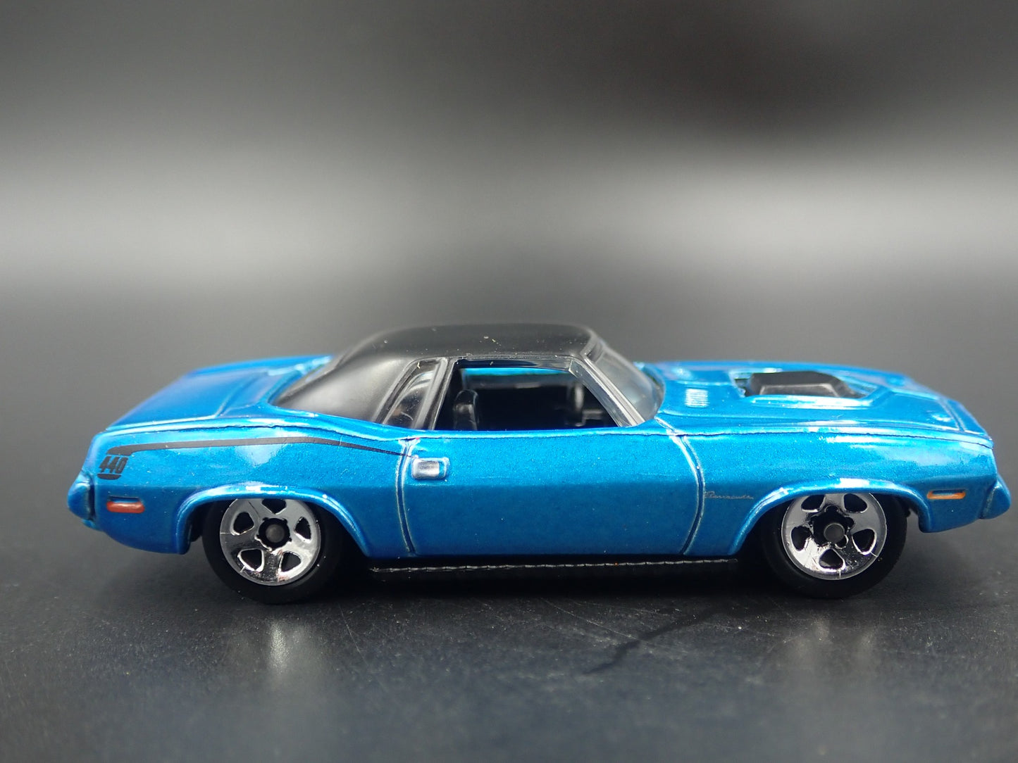 1970 70 PLYMOUTH AAR CUDA BLUE 1:64 SCALE COLLECTIBLE DIORAMA DIECAST MODEL CAR