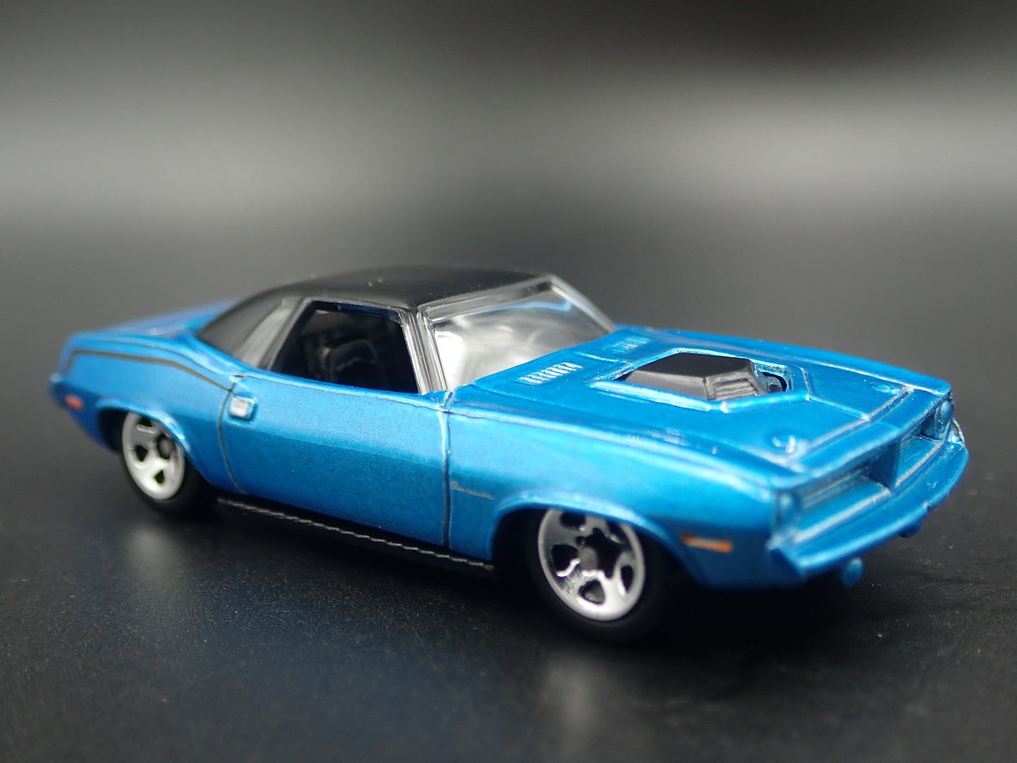 1970 70 PLYMOUTH AAR CUDA BLUE 1:64 SCALE COLLECTIBLE DIORAMA DIECAST MODEL CAR