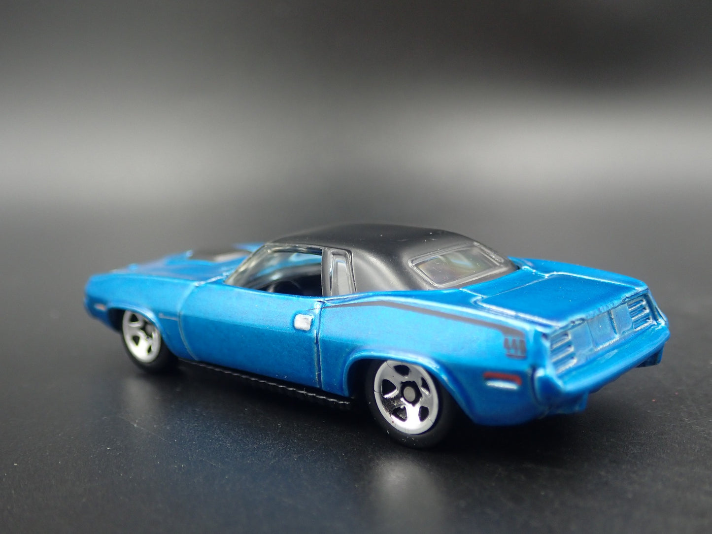 1970 70 PLYMOUTH AAR CUDA BLUE 1:64 SCALE COLLECTIBLE DIORAMA DIECAST MODEL CAR