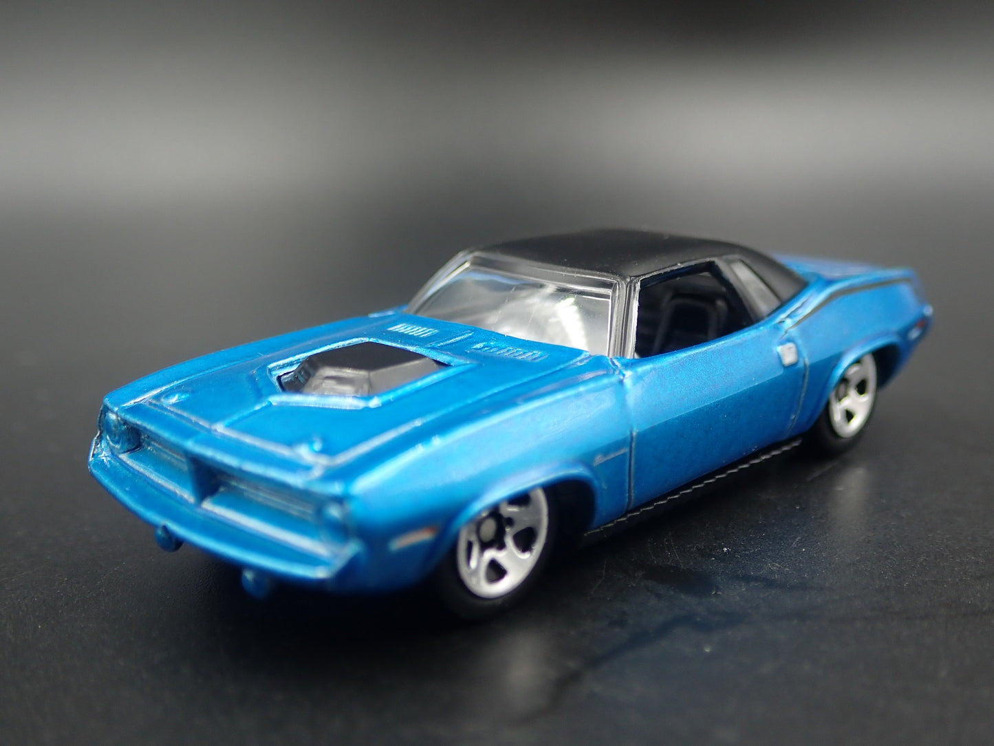 1970 70 PLYMOUTH AAR CUDA BLUE 1:64 SCALE COLLECTIBLE DIORAMA DIECAST MODEL CAR