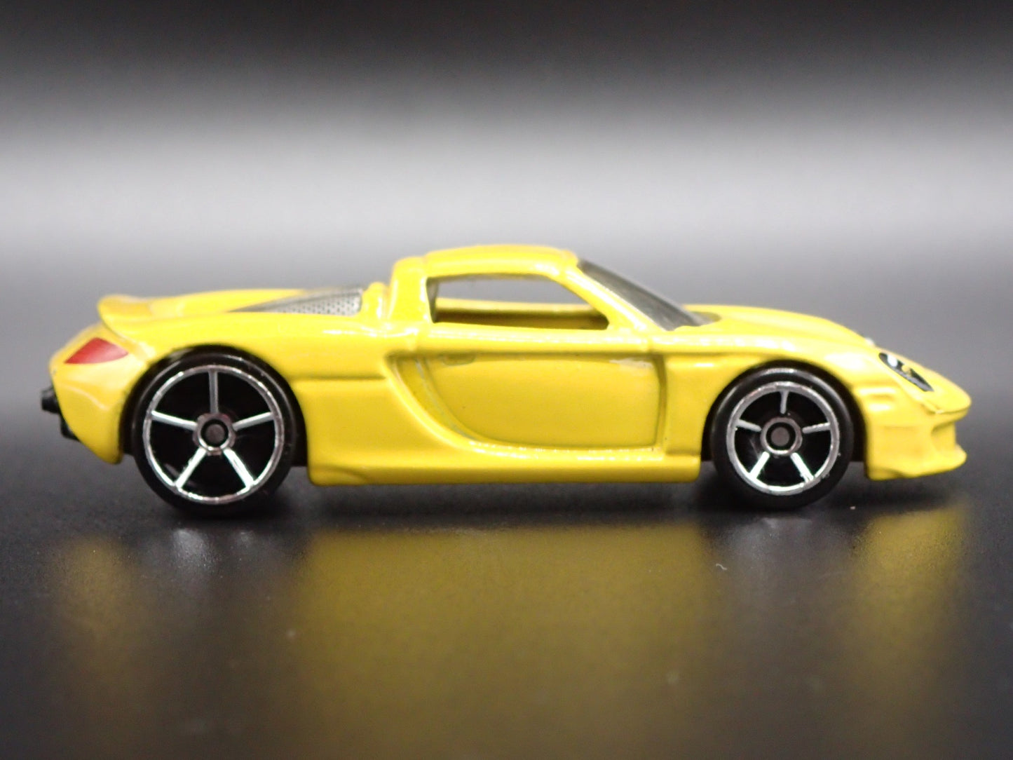 2003-2006 PORSCHE CARRERA GT SUPER CAR RARE 1:64 SCALE DIORAMA DIECAST MODEL CAR