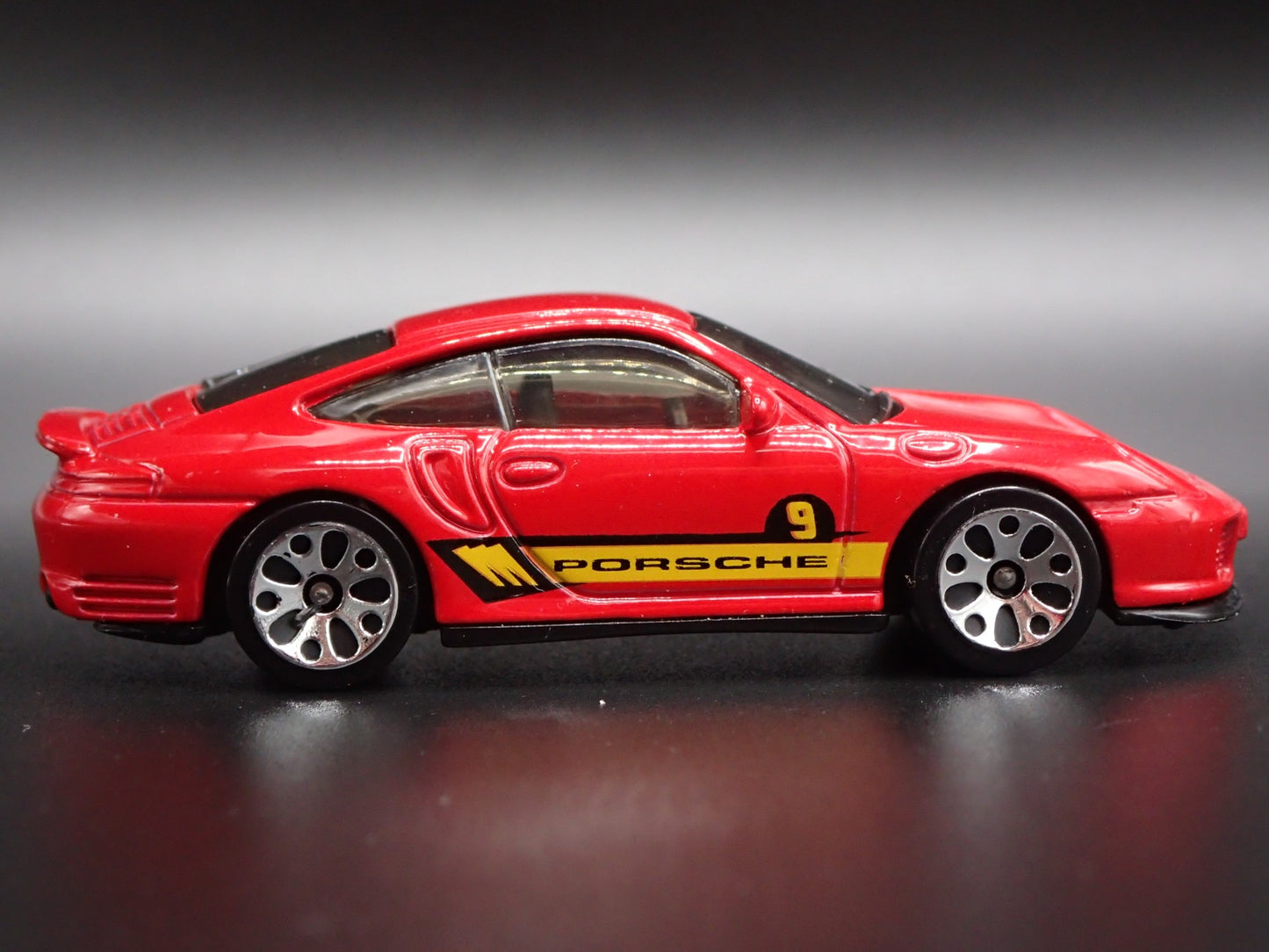 1998-2005 PORSCHE 911 CARRERA 4S 996 RED 1:64 SCALE DIORAMA DIECAST MODEL CAR