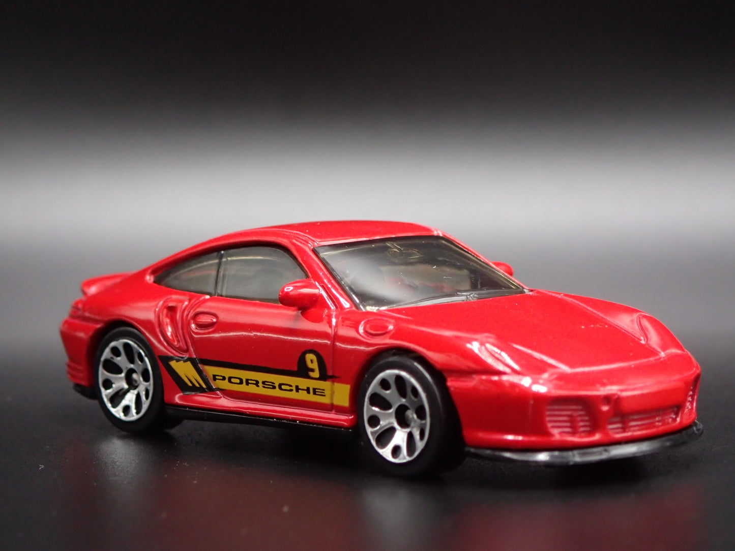 1998-2005 PORSCHE 911 CARRERA 4S 996 RED 1:64 SCALE DIORAMA DIECAST MODEL CAR