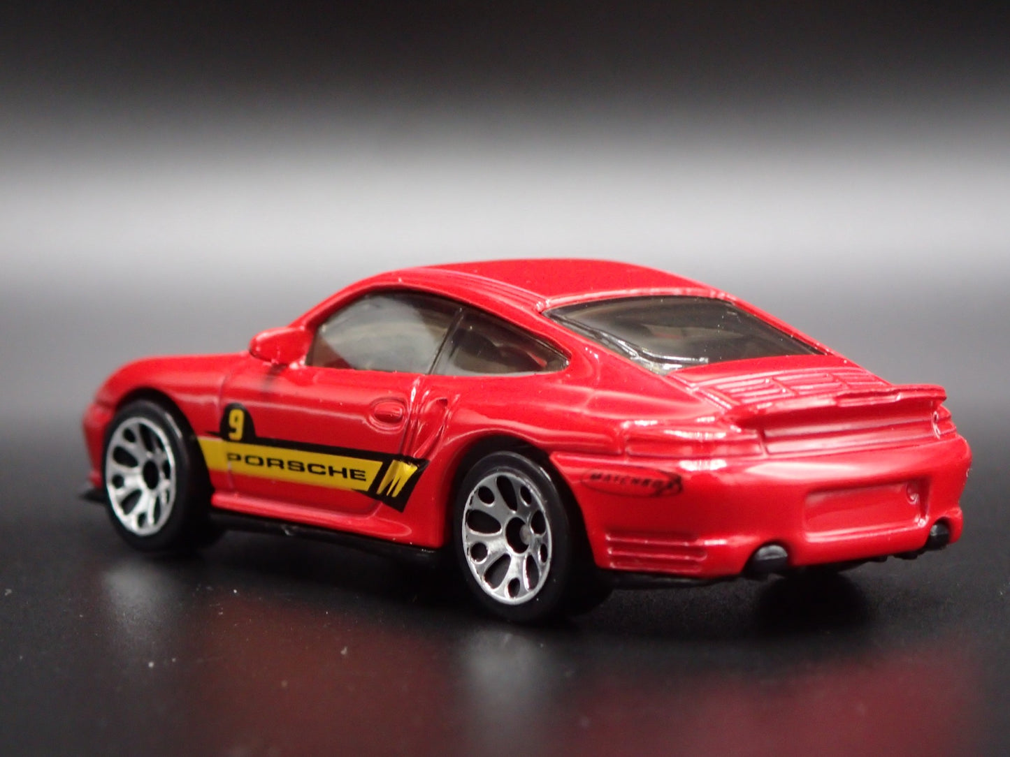 1998-2005 PORSCHE 911 CARRERA 4S 996 RED 1:64 SCALE DIORAMA DIECAST MODEL CAR