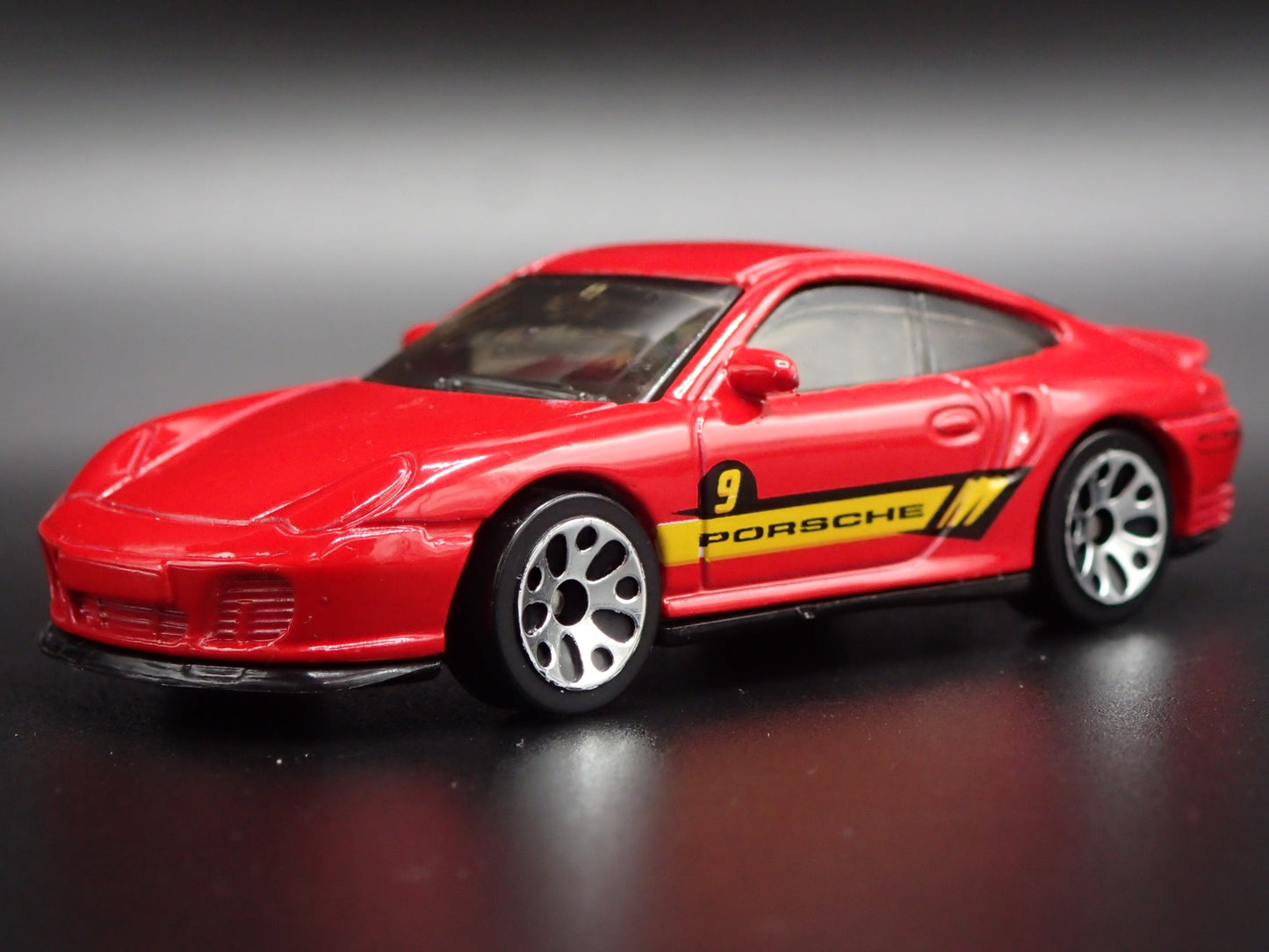 1998-2005 PORSCHE 911 CARRERA 4S 996 RED 1:64 SCALE DIORAMA DIECAST MODEL CAR
