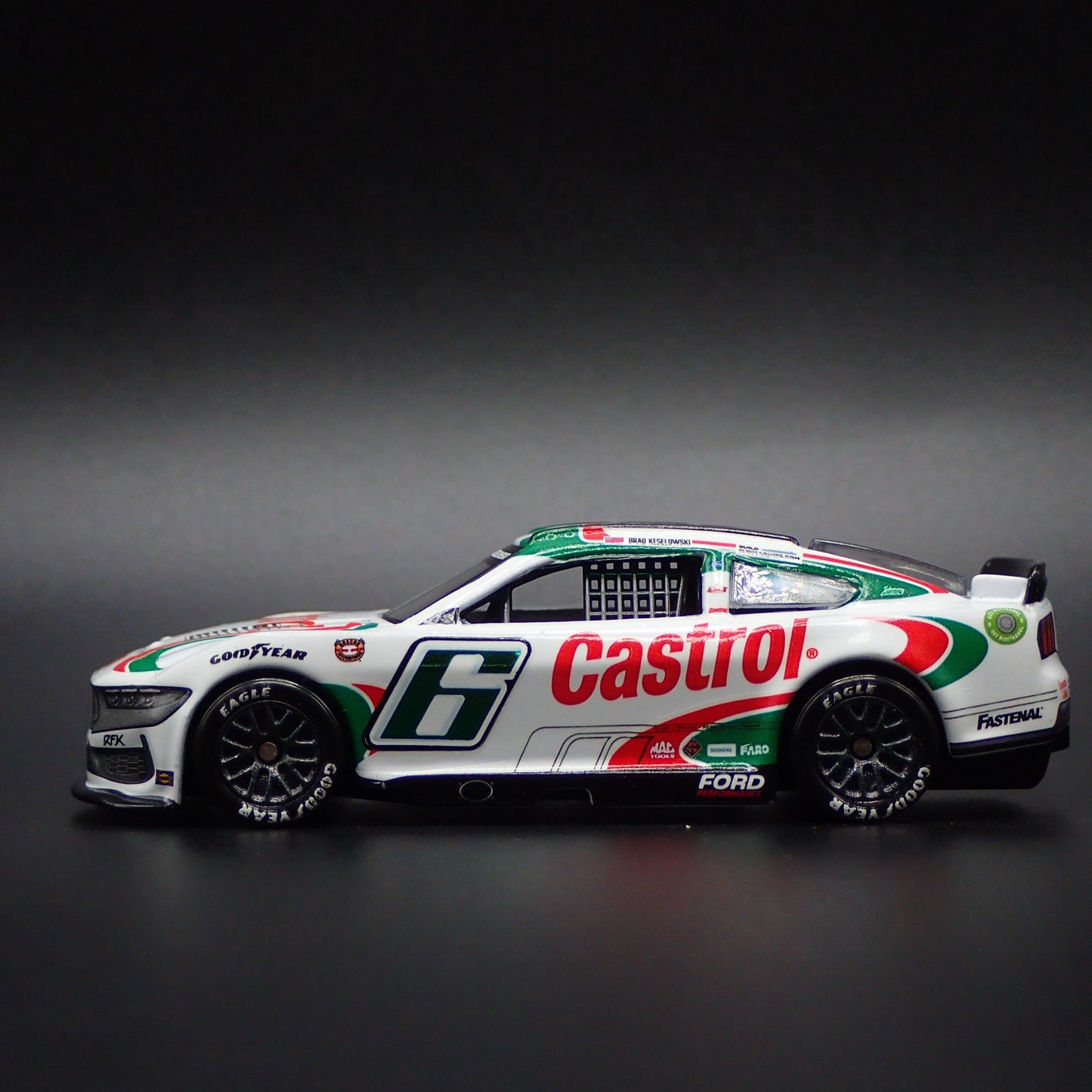 2024 FORD MUSTANG 6 BRAD KESELOWSKI CASTROL THROW NASCAR 1:64 DIECAST MODEL CAR