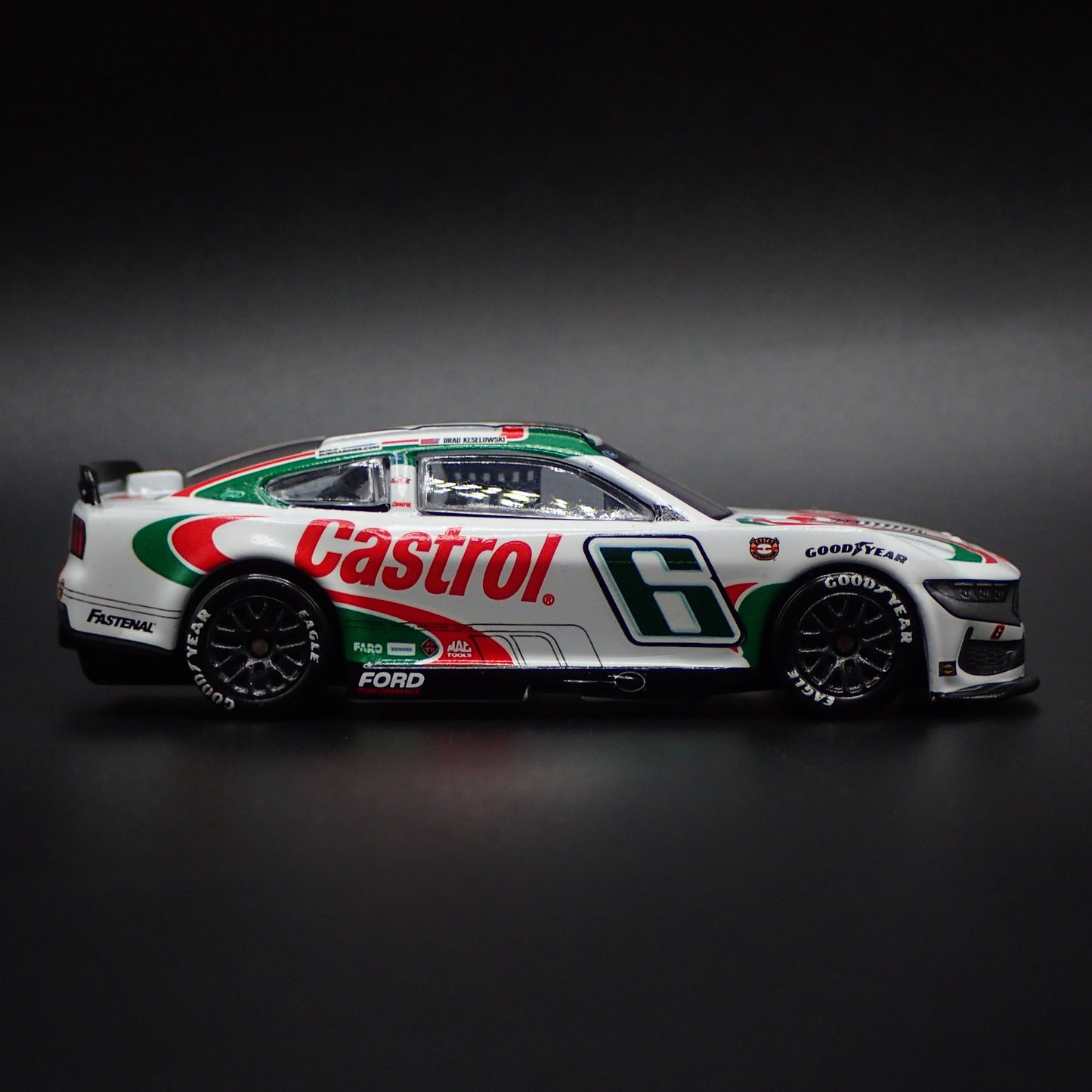 2024 FORD MUSTANG 6 BRAD KESELOWSKI CASTROL THROW NASCAR 1:64 DIECAST MODEL CAR