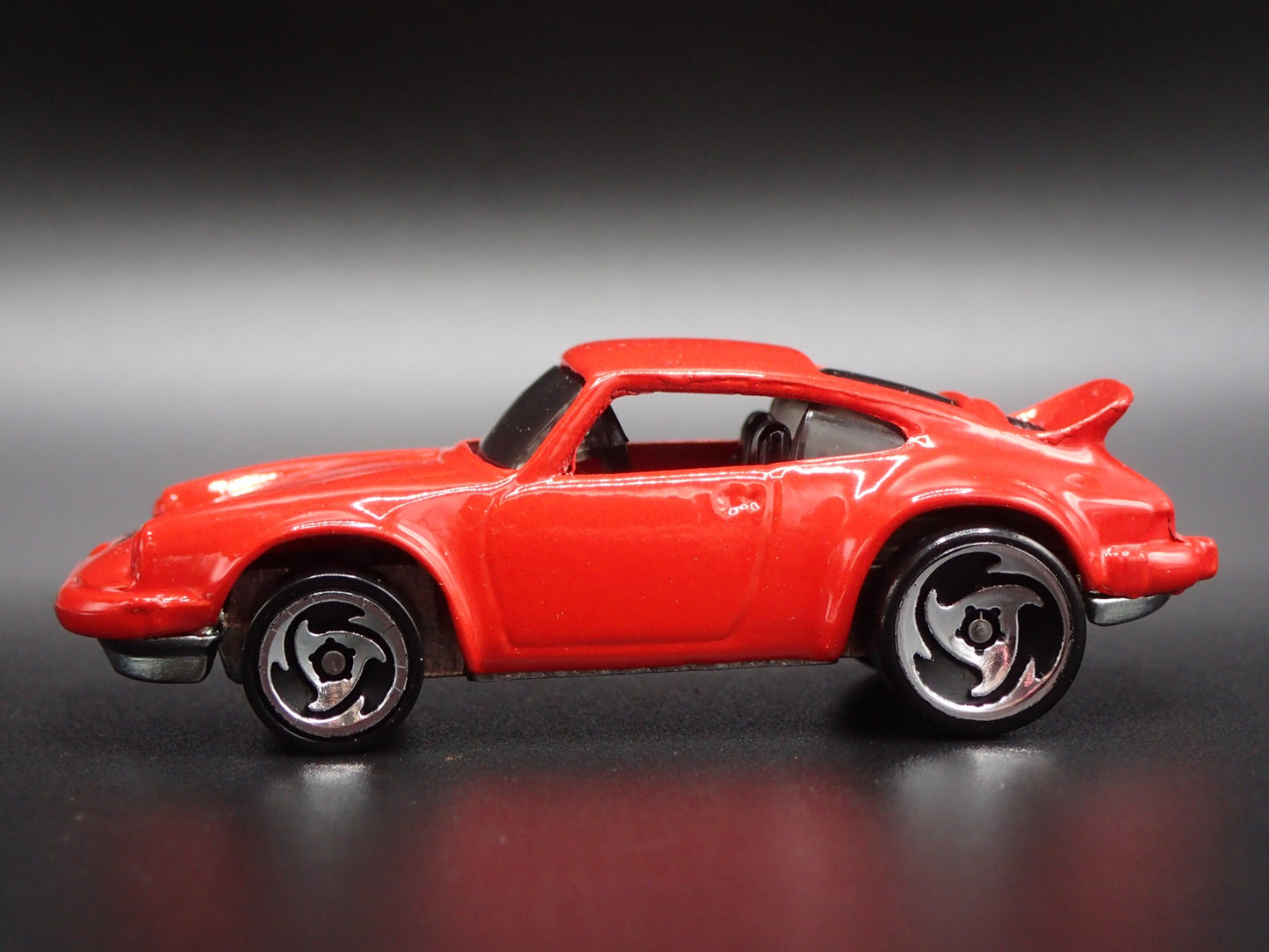 1978-1983 PORSCHE 911 930 TURBO SLANT NOSE 1:64 SCALE DIORAMA DIECAST MODEL CAR