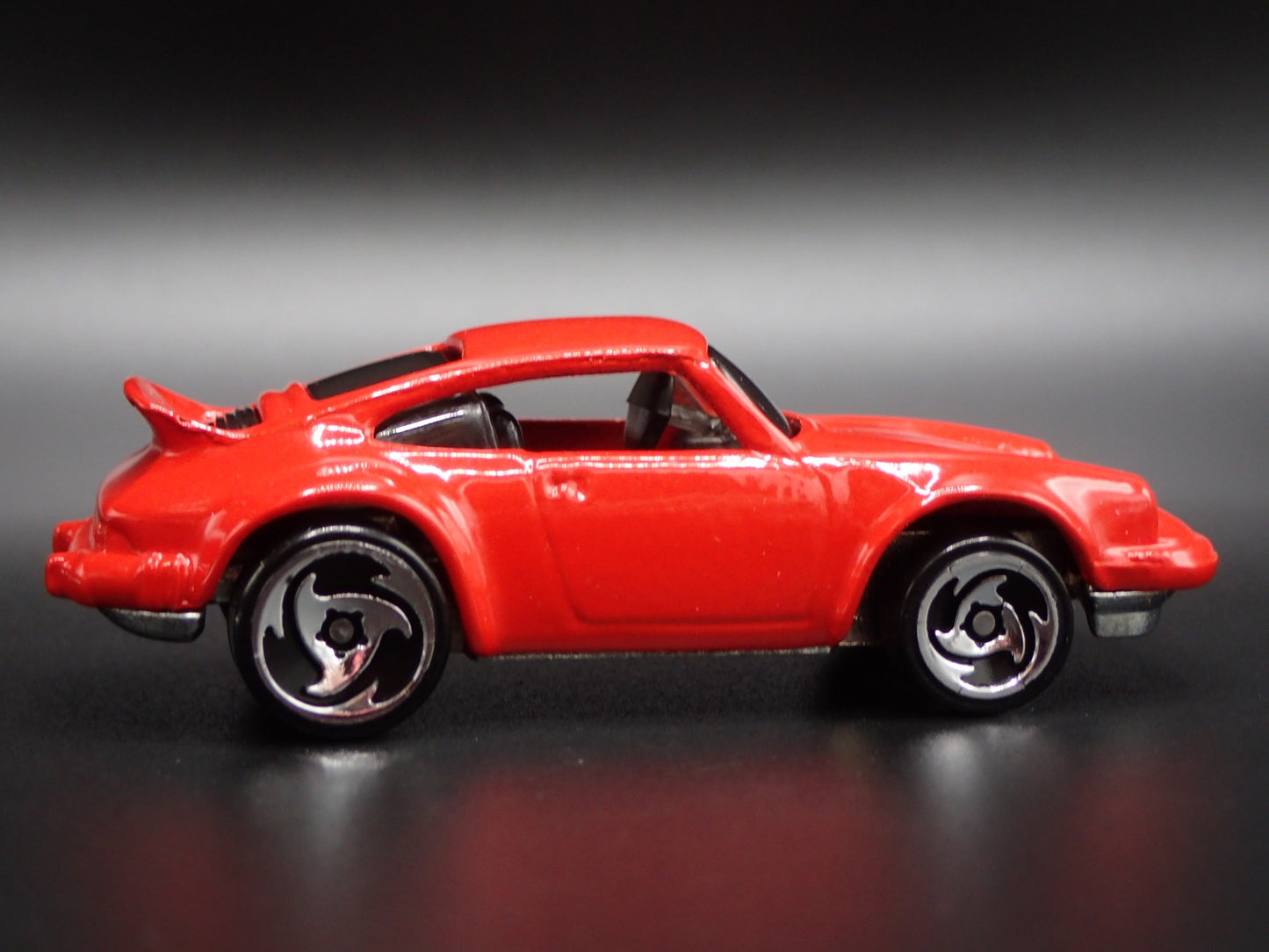 1978-1983 PORSCHE 911 930 TURBO SLANT NOSE 1:64 SCALE DIORAMA DIECAST MODEL CAR