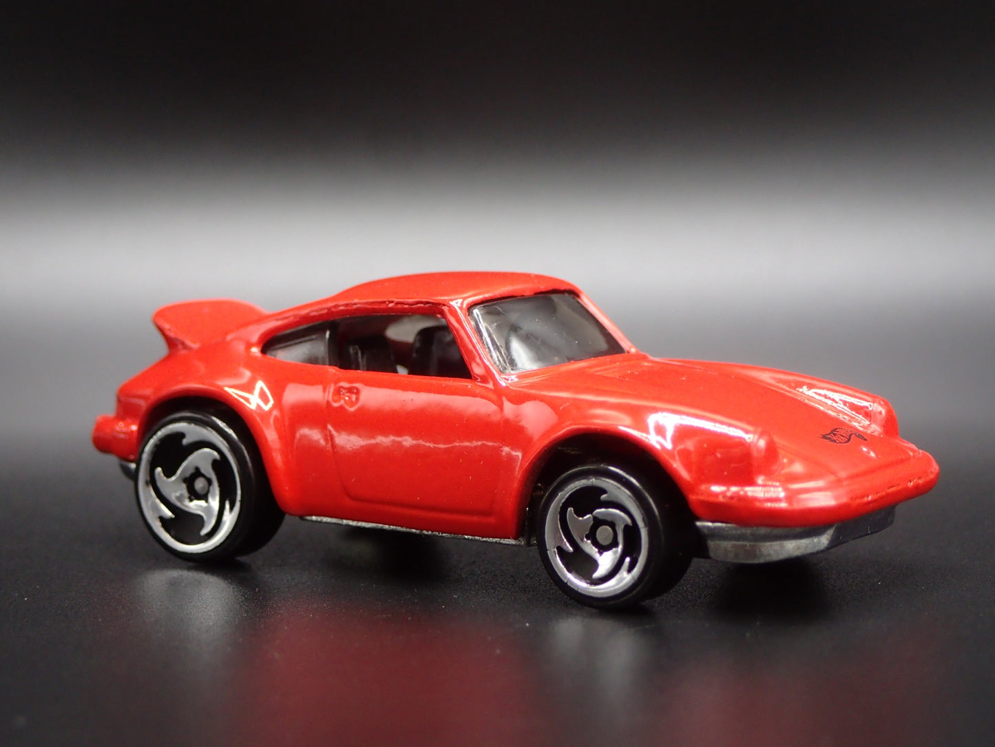 1978-1983 PORSCHE 911 930 TURBO SLANT NOSE 1:64 SCALE DIORAMA DIECAST MODEL CAR