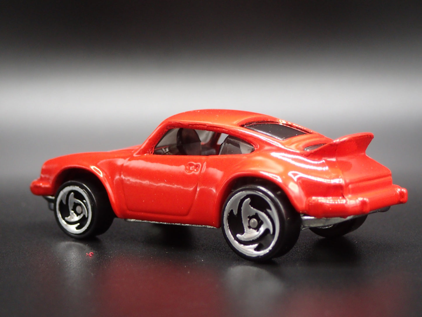 1978-1983 PORSCHE 911 930 TURBO SLANT NOSE 1:64 SCALE DIORAMA DIECAST MODEL CAR