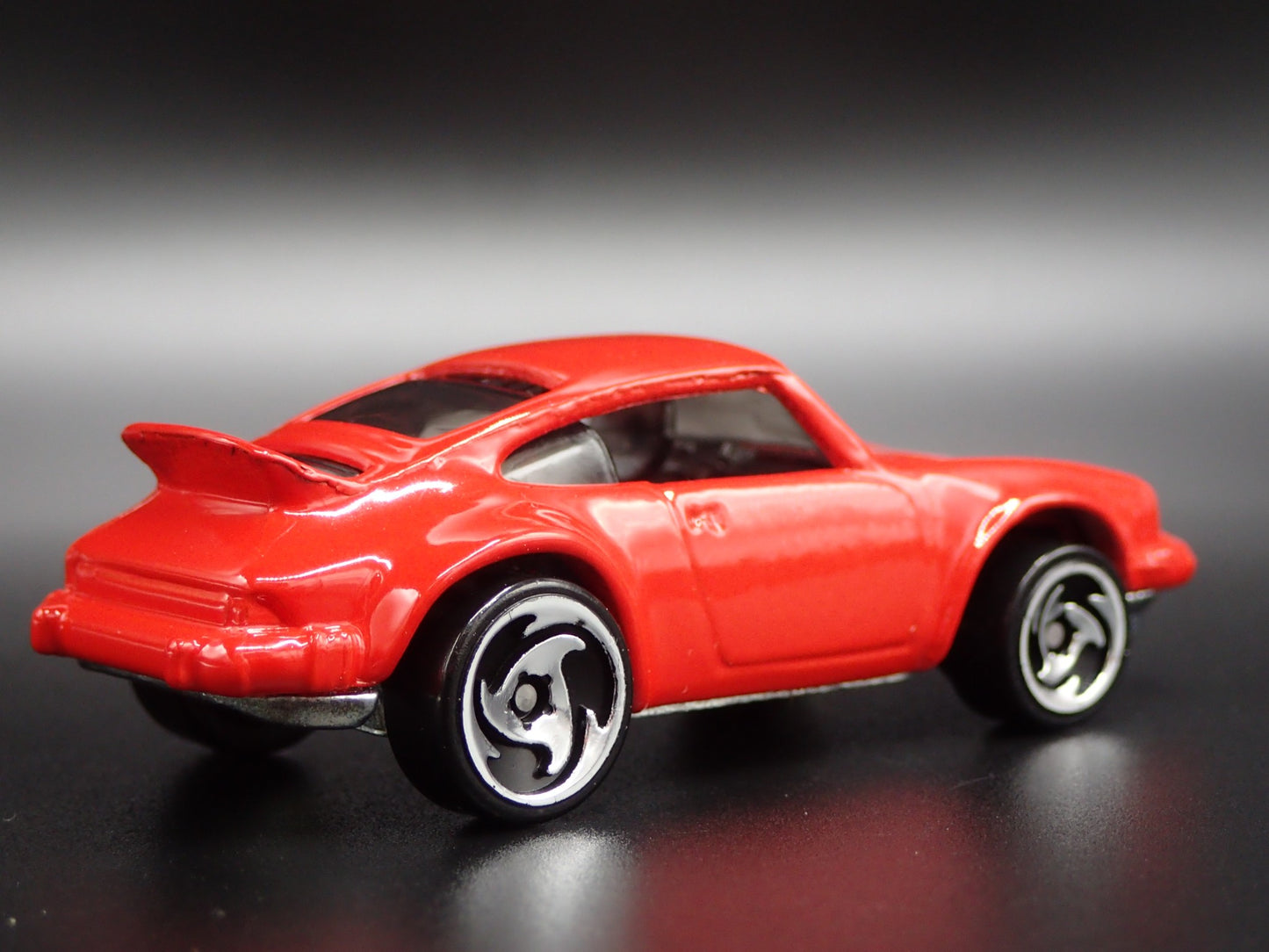1978-1983 PORSCHE 911 930 TURBO SLANT NOSE 1:64 SCALE DIORAMA DIECAST MODEL CAR