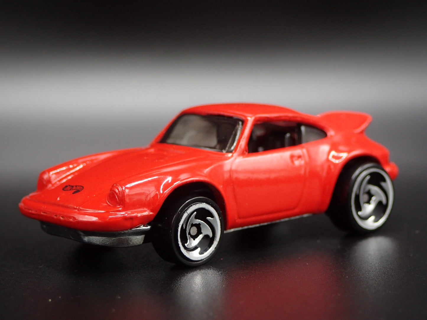 1978-1983 PORSCHE 911 930 TURBO SLANT NOSE 1:64 SCALE DIORAMA DIECAST MODEL CAR