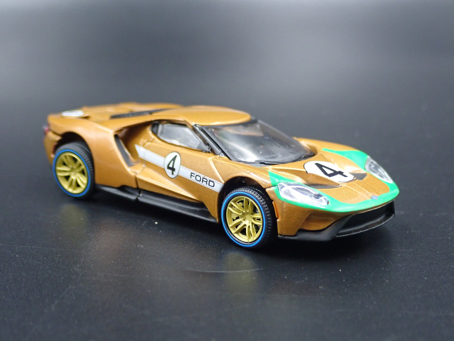 2017-2022 FORD GT RACING #4 SUPERCAR GOLD 1:64 SCALE DIORAMA DIECAST MODEL CAR