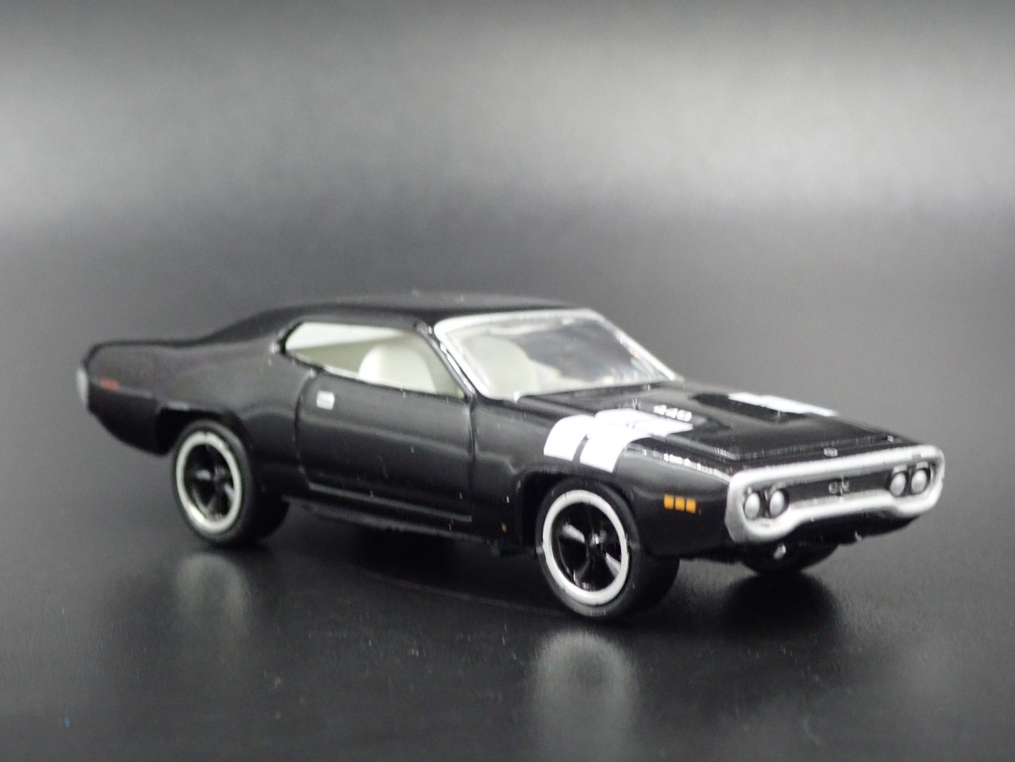 1971 71 PLYMOUTH GTX BLACK 1/64 SCALE COLLECTIBLE DIORAMA DIECAST MODEL CAR
