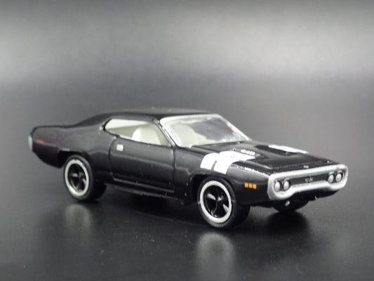 1971 71 PLYMOUTH GTX BLACK 1/64 SCALE COLLECTIBLE DIORAMA DIECAST MODEL CAR