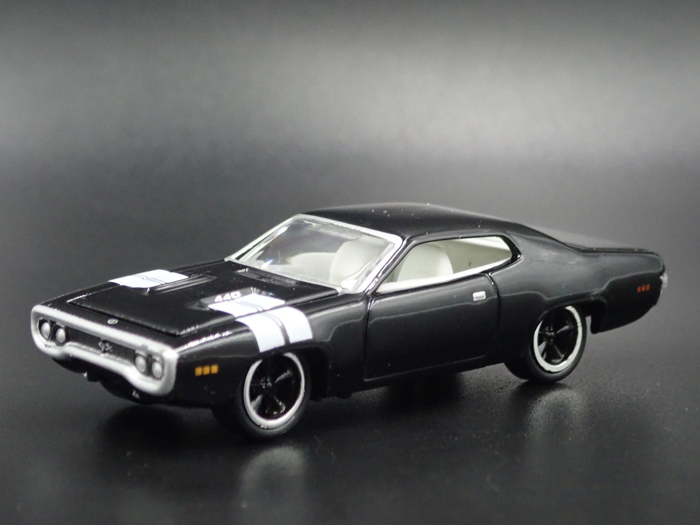 1971 71 PLYMOUTH GTX BLACK 1/64 SCALE COLLECTIBLE DIORAMA DIECAST MODEL CAR