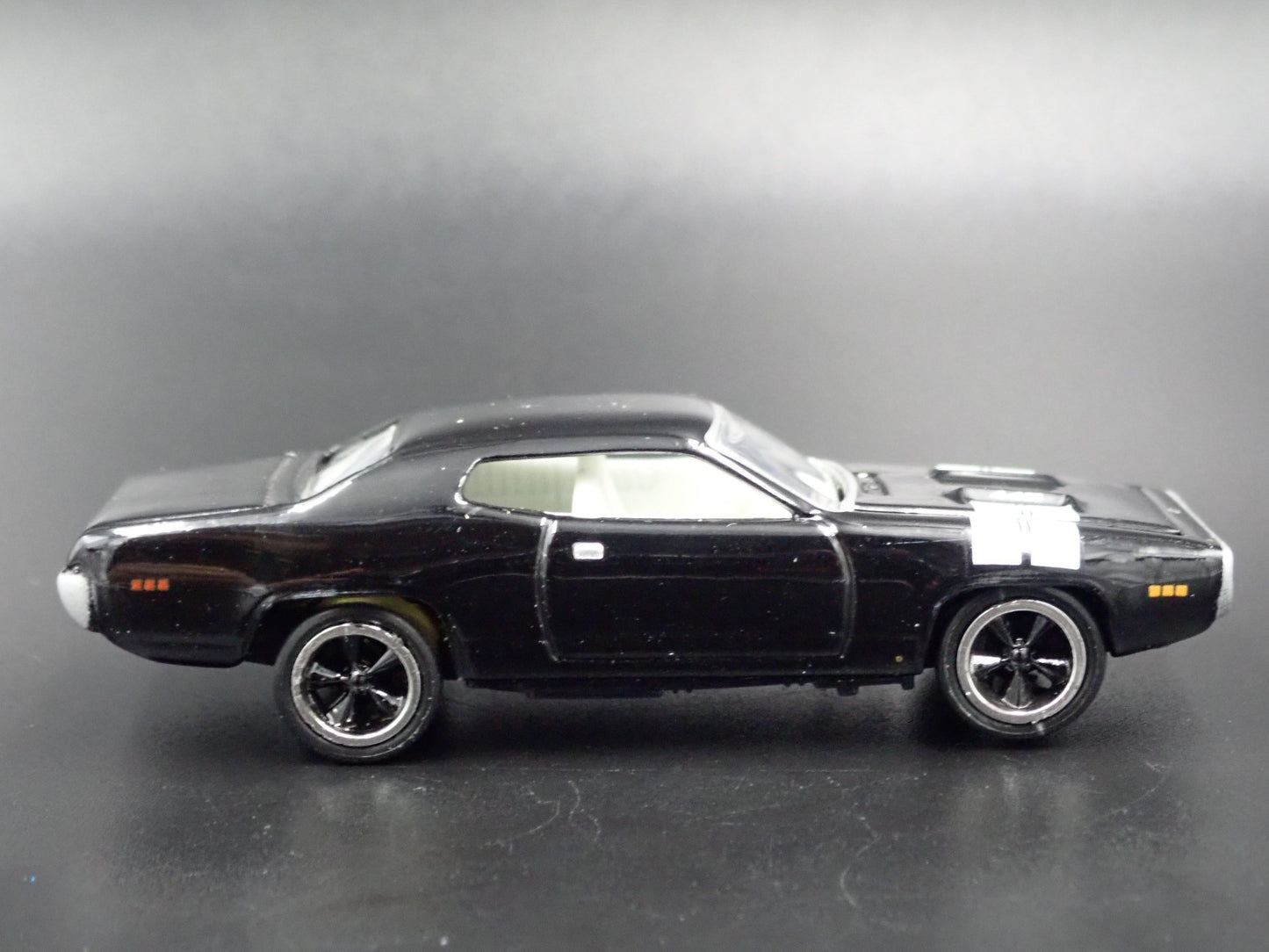 1971 71 PLYMOUTH GTX BLACK 1/64 SCALE COLLECTIBLE DIORAMA DIECAST MODEL CAR