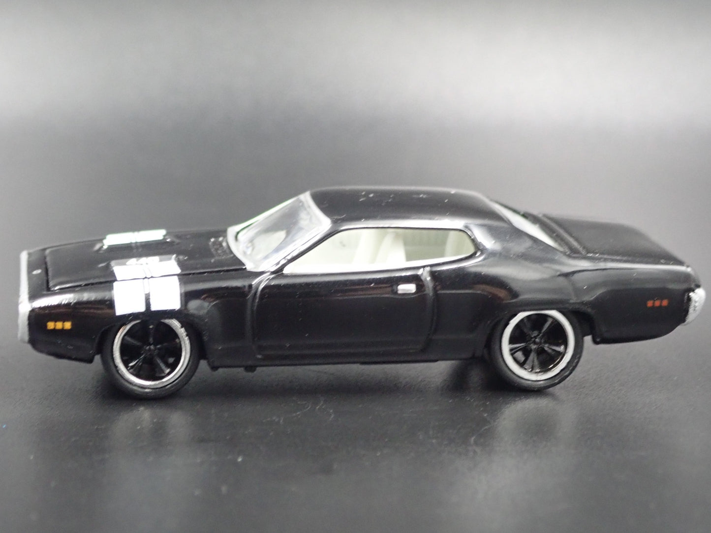 1971 71 PLYMOUTH GTX BLACK 1/64 SCALE COLLECTIBLE DIORAMA DIECAST MODEL CAR