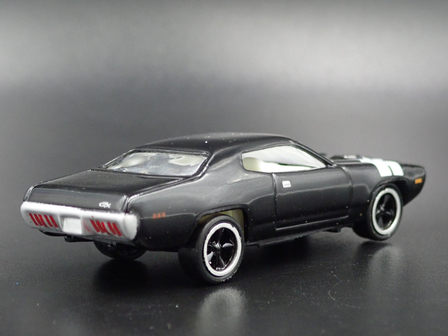 1971 71 PLYMOUTH GTX BLACK 1/64 SCALE COLLECTIBLE DIORAMA DIECAST MODEL CAR