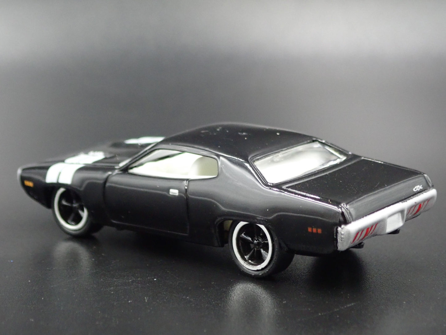 1971 71 PLYMOUTH GTX BLACK 1/64 SCALE COLLECTIBLE DIORAMA DIECAST MODEL CAR