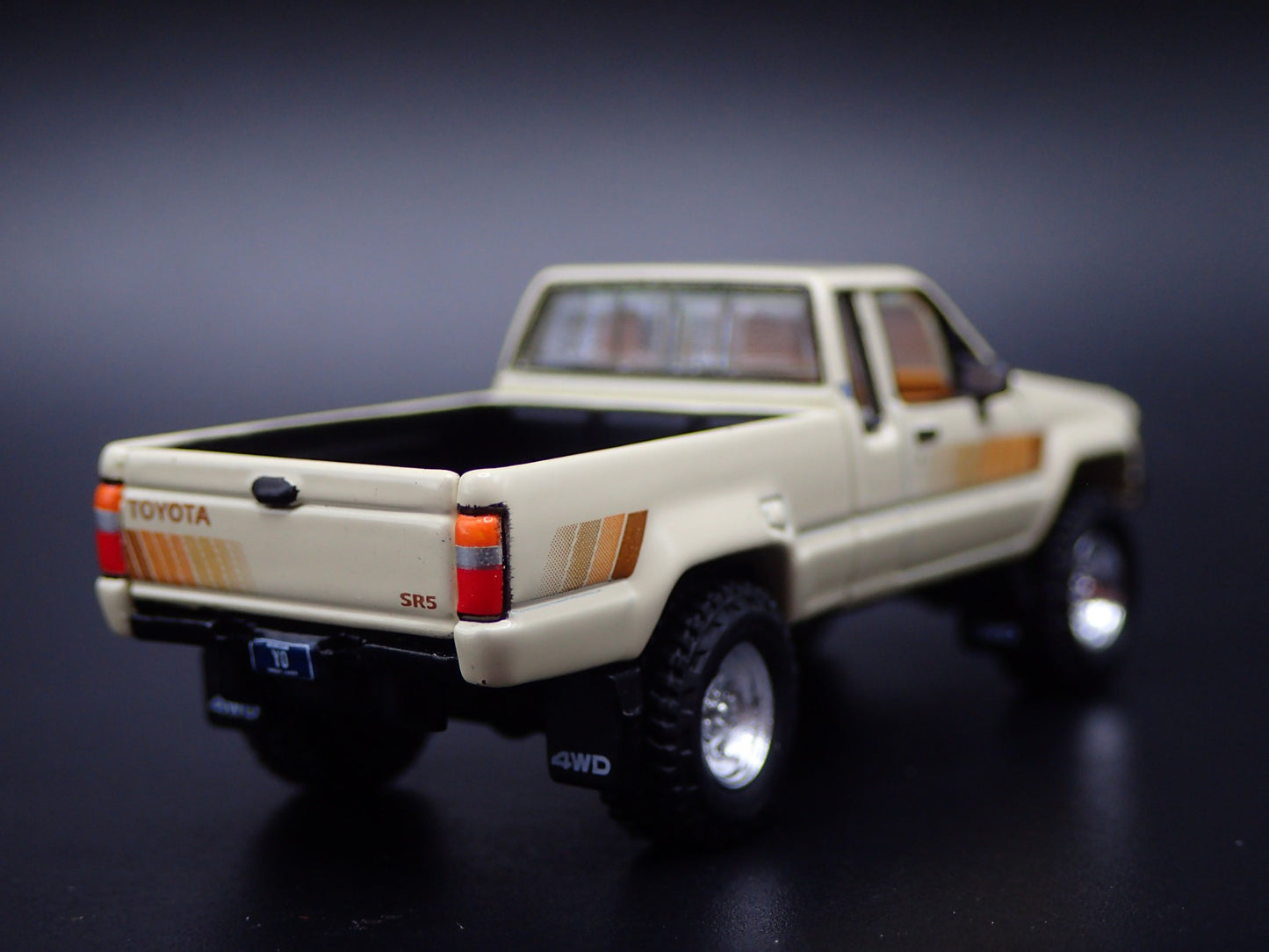 1985 85 TOYOTA SR5 PICKUP TRUCK IVORY 1/64 SCALE COLLECTIBLE DIECAST MODEL CAR