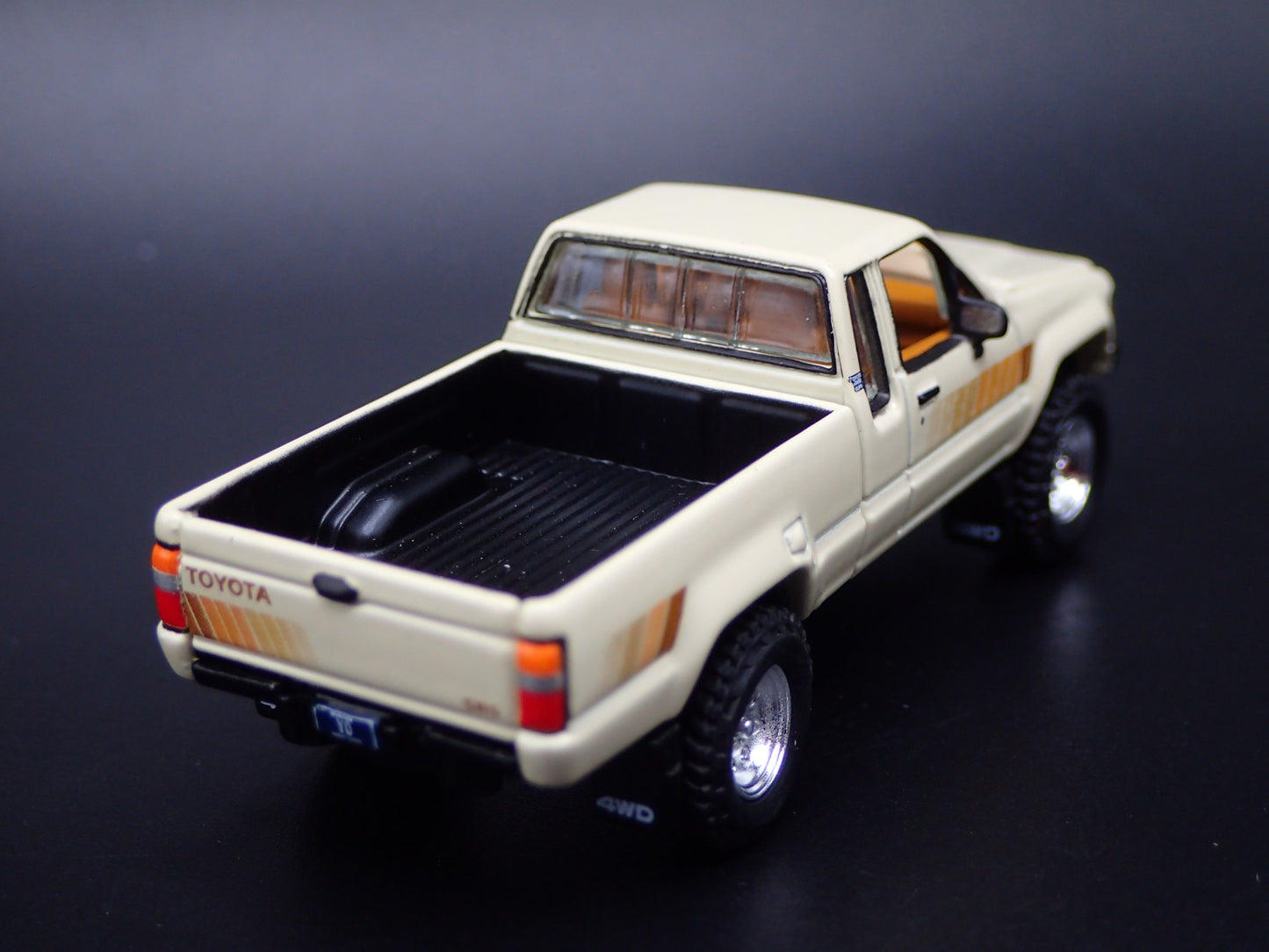 1985 85 TOYOTA SR5 PICKUP TRUCK IVORY 1/64 SCALE COLLECTIBLE DIECAST MODEL CAR