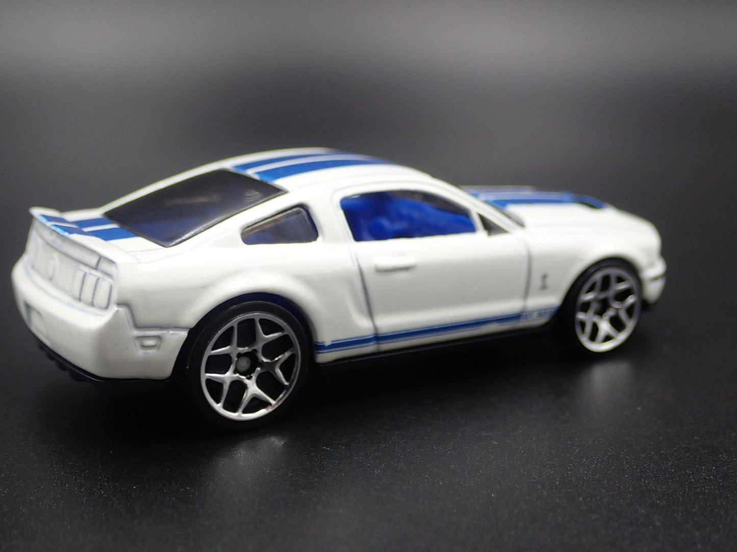 2007 07 FORD MUSTANG SHELBY GT500 WHITE 1:64 SCALE COLLECTIBLE DIECAST MODEL CAR