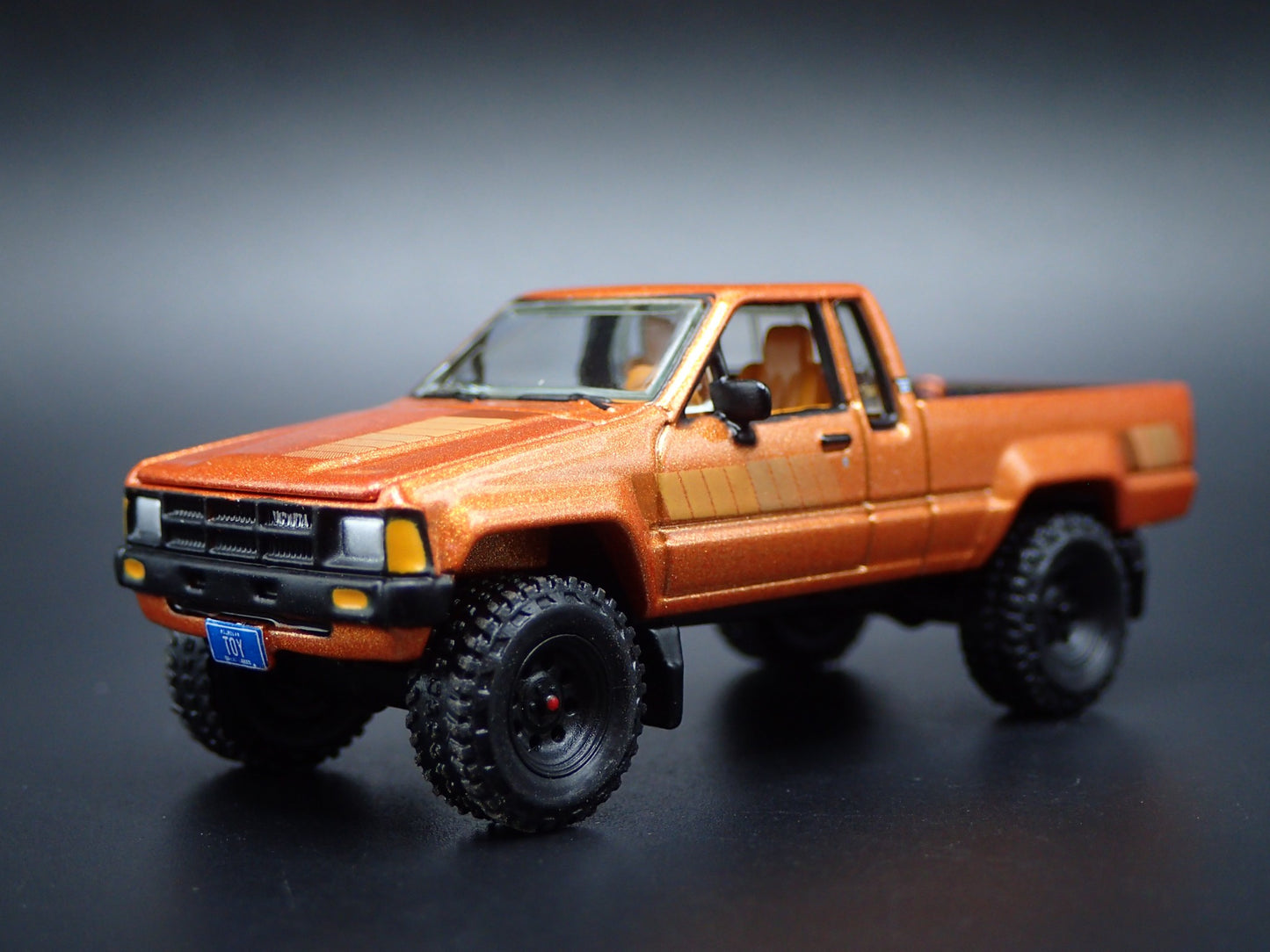 1985 85 TOYOTA SR5 PICKUP TRUCK GOLD 1/64 SCALE COLLECTIBLE DIECAST MODEL CAR